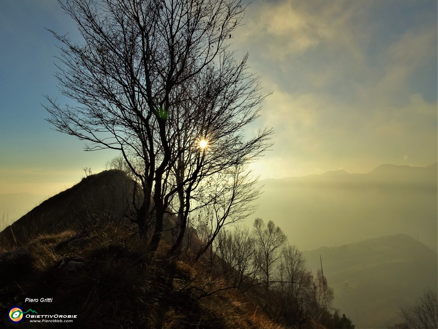 58 Scendo nella luce e nei caldi colori del tardo pomeriggio.JPG